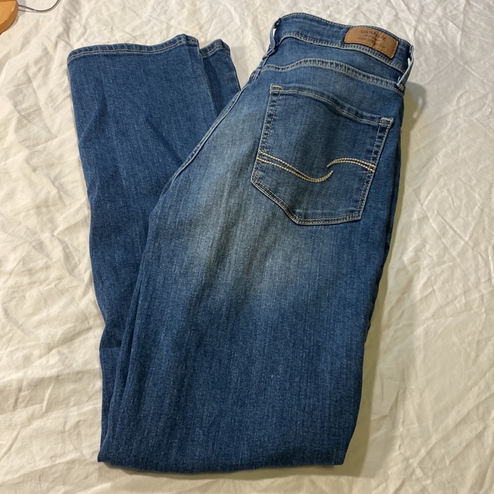 Levi’s woman’s modern slim jeans size 6M